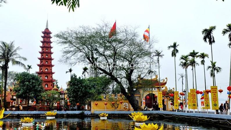 Chùa nằm ngay vị trí trung tâm Hà Nội, nên thuận tiện cho du khách di chuyển đến đây để vãn chùa và hành hương