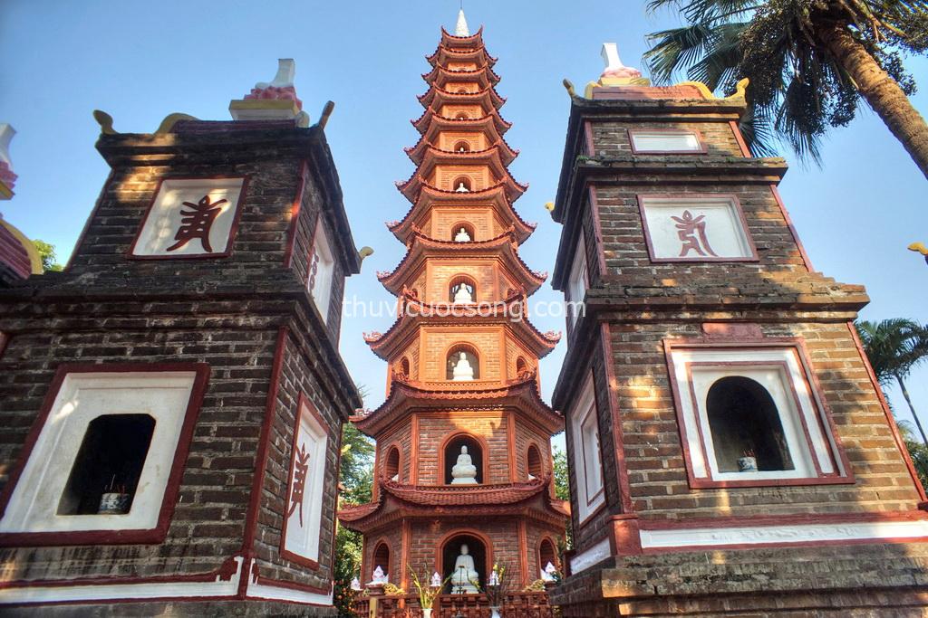 Nét độc đáo của các ngôi tháp trong khuôn viên chùa Trấn Quốc